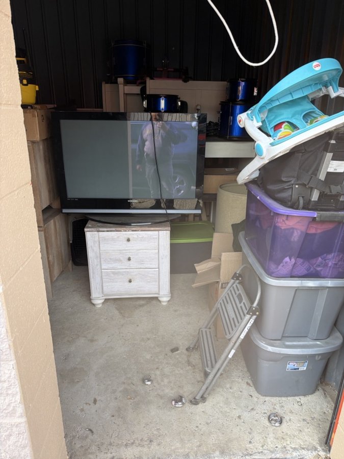 10 x 10 storage unit in Flint, MI
