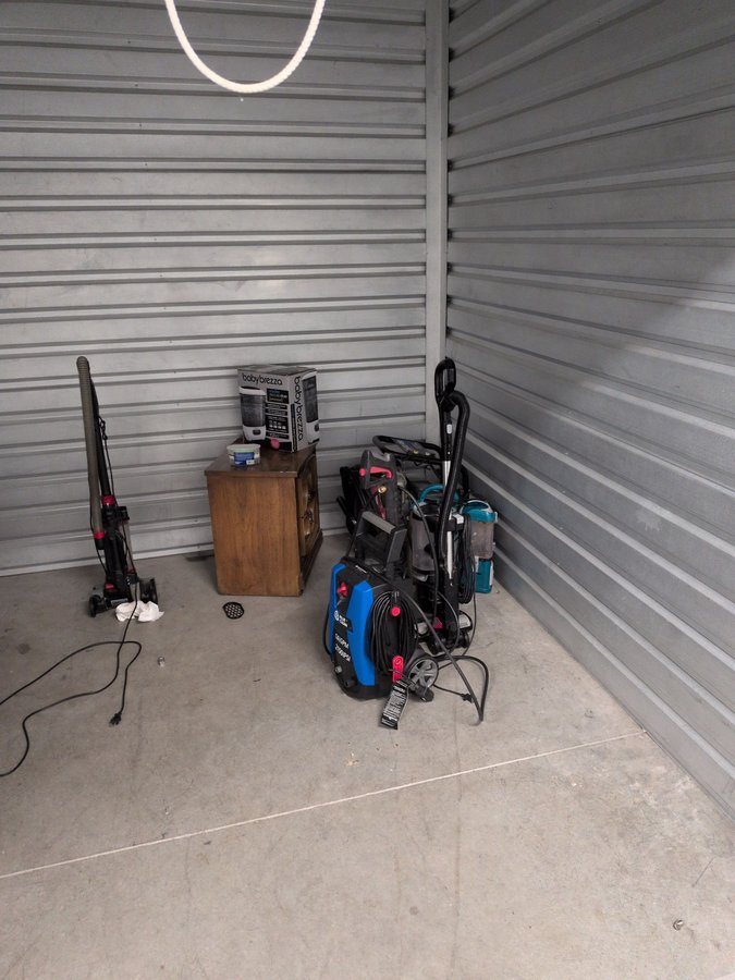 10 x 10 storage unit in Taylor, MI