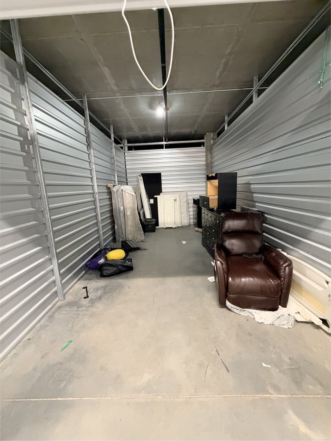 10 x 20 storage unit in Hawthorne, CA
