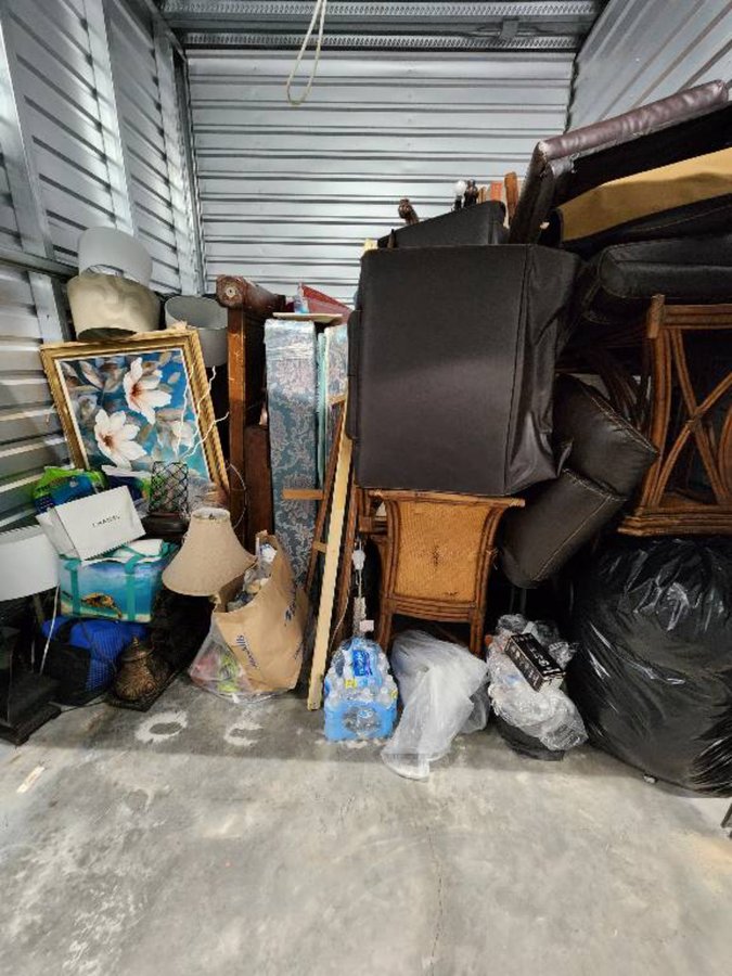 10 x 10 storage unit in Sacramento, CA