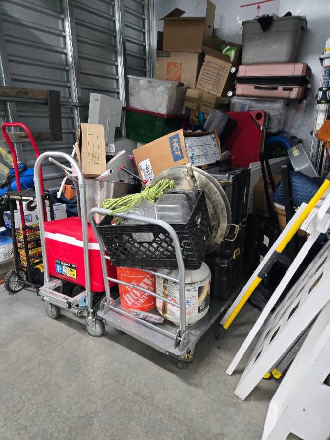 10 x 10 storage unit in Van Nuys, CA