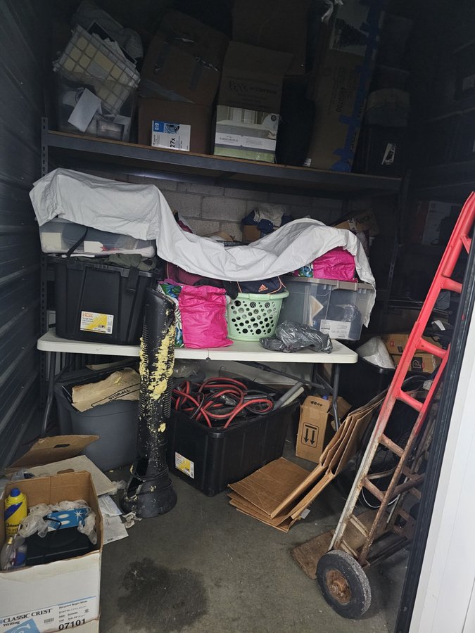 13 x 9 storage unit in Pomona, CA