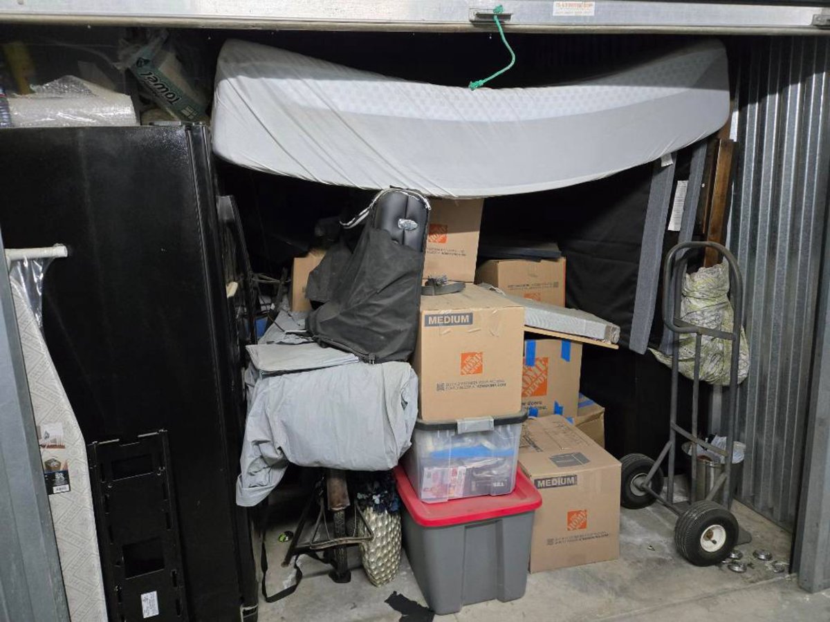 10 x 10 storage unit in Lancaster, CA