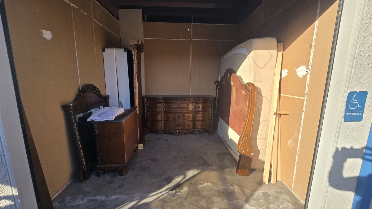10 x 10 storage unit in Lynwood, CA
