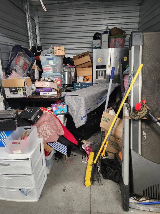 10 x 12 storage unit in Palmdale, CA