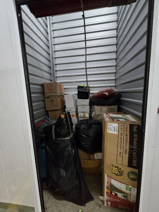 5 x 5 storage unit in Hilo, HI