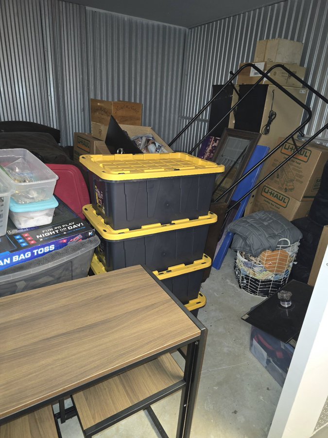 10 x 12 storage unit in Ontario, CA