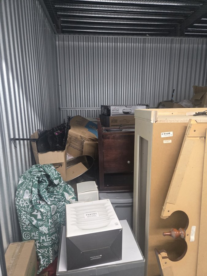 10 x 10 storage unit in Holmdel, NJ