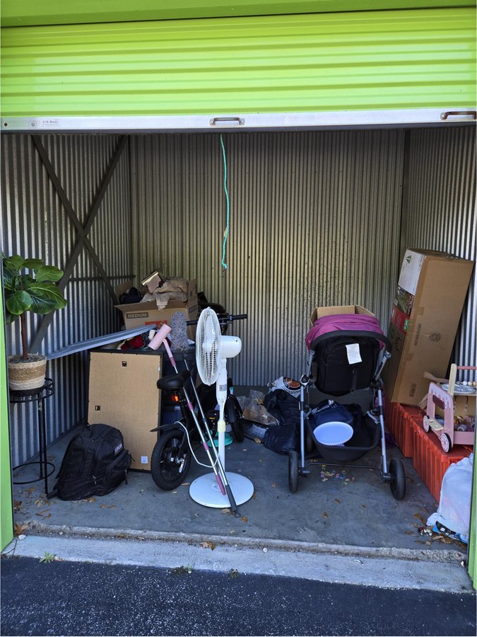 10 x 10 storage unit in Jacksonville, FL