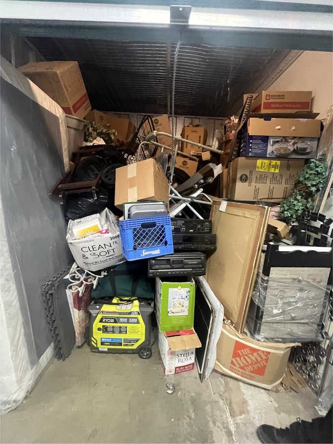10 x 10 storage unit in Sacramento, CA