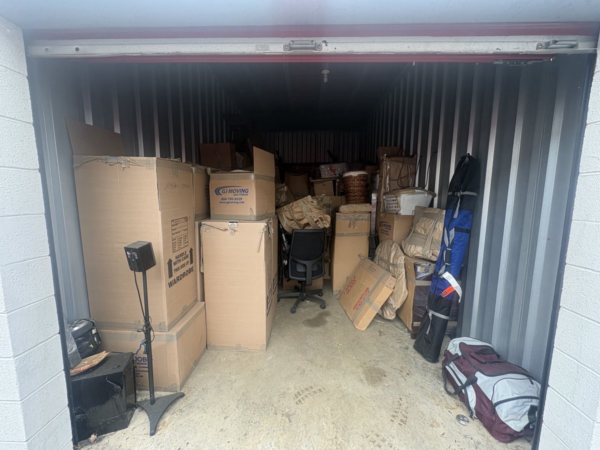10 x 20 storage unit in Alexandria, VA