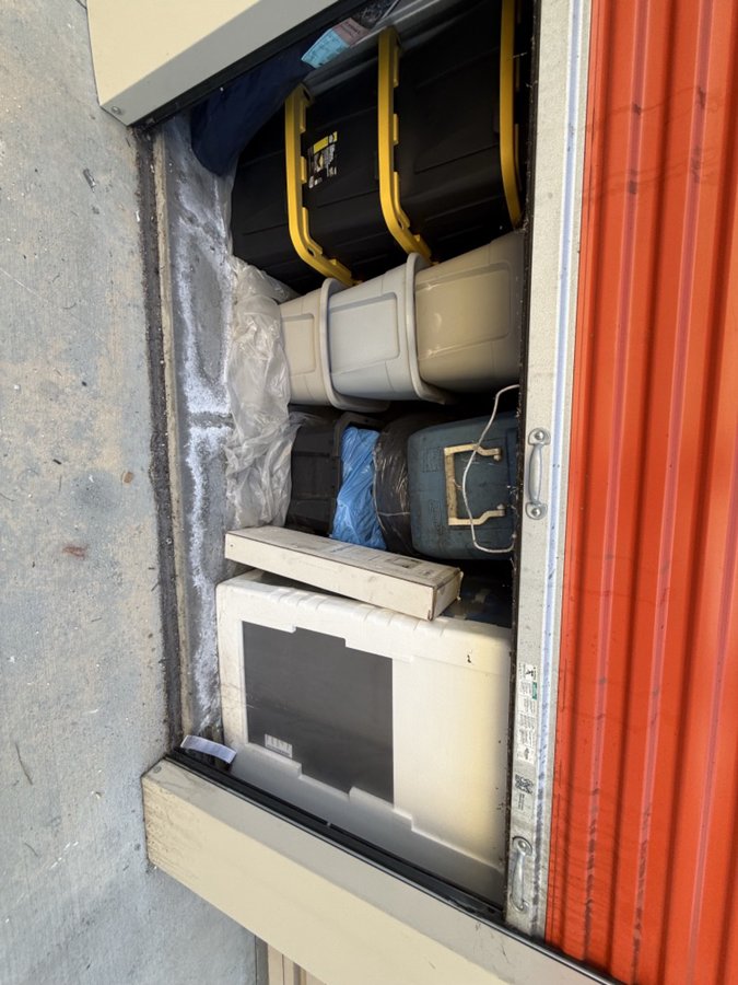 8 x 9 storage unit in Huntington Park, CA