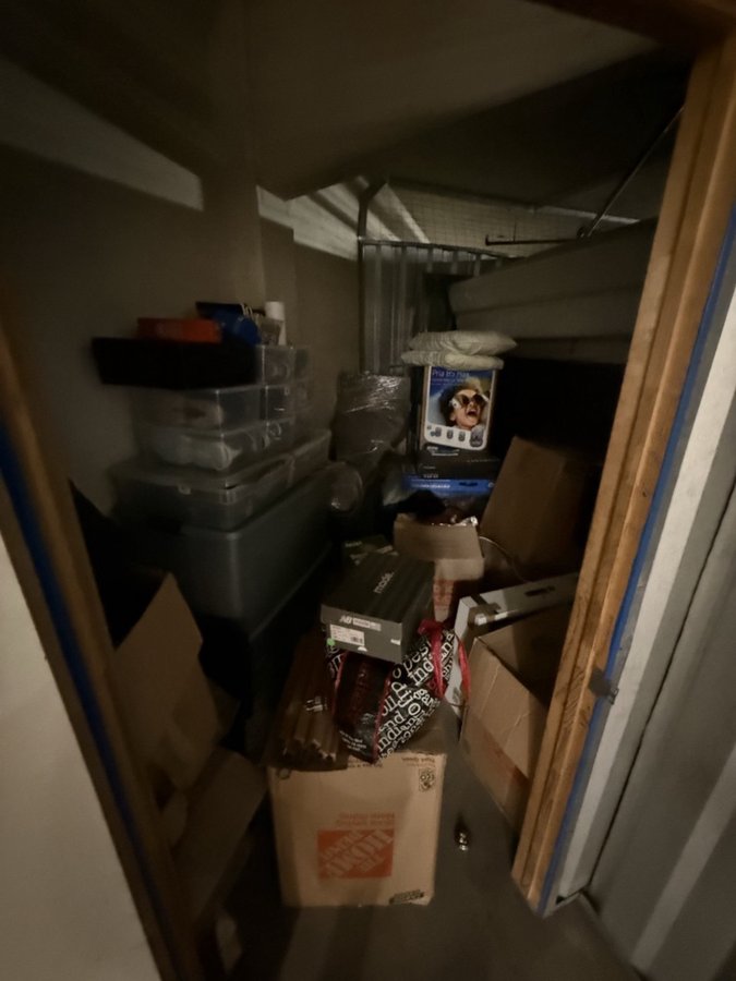 10 x 10 storage unit in Los Angeles, CA