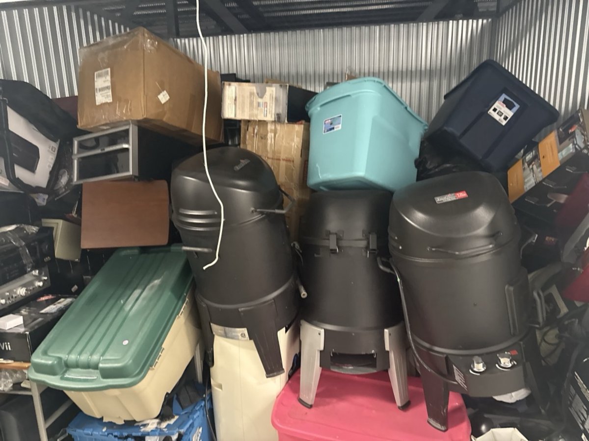 10 x 10 storage unit in Arnold, MD