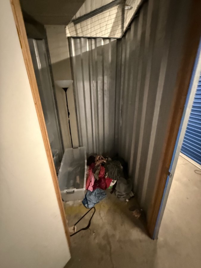 5 x 10 storage unit in Los Angeles, CA