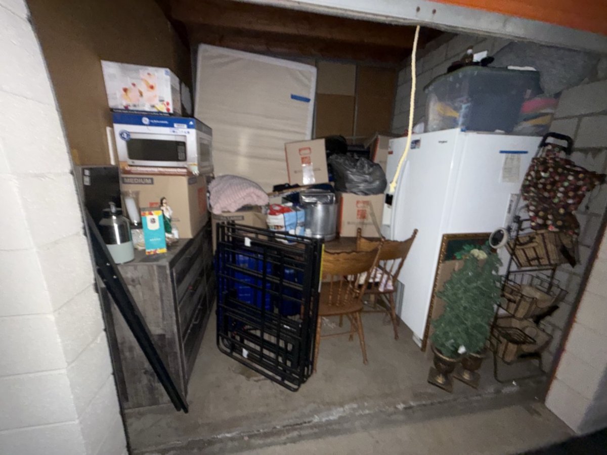 10 x 10 storage unit in Azusa, CA