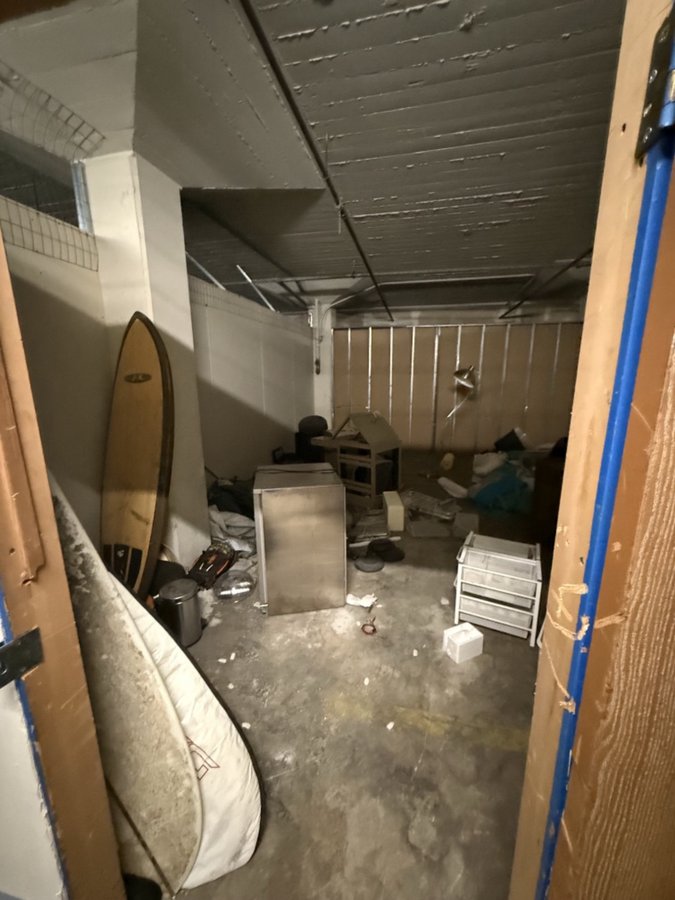 10 x 30 storage unit in Los Angeles, CA