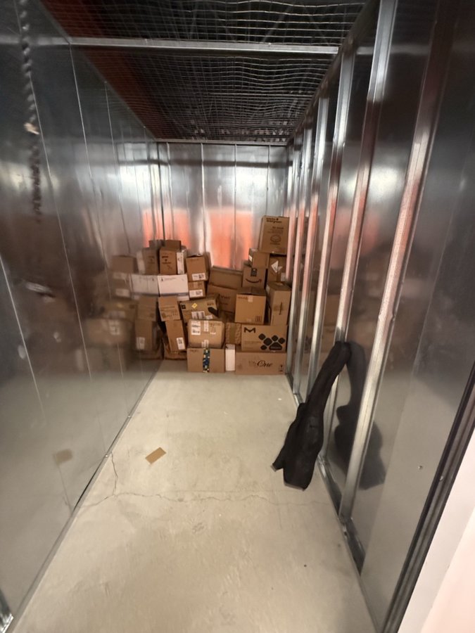 5 x 10 storage unit in Azusa, CA
