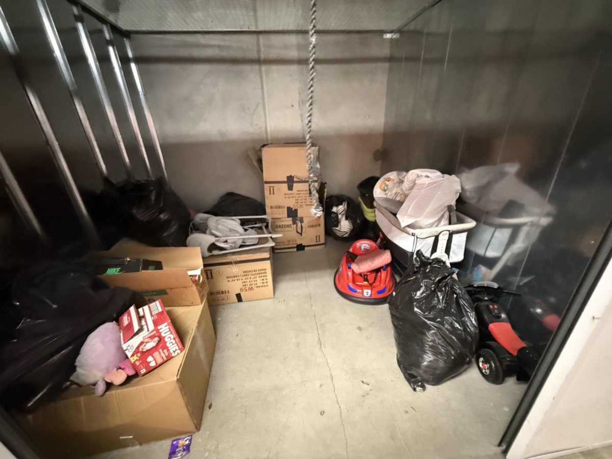 10 x 10 storage unit in Azusa, CA