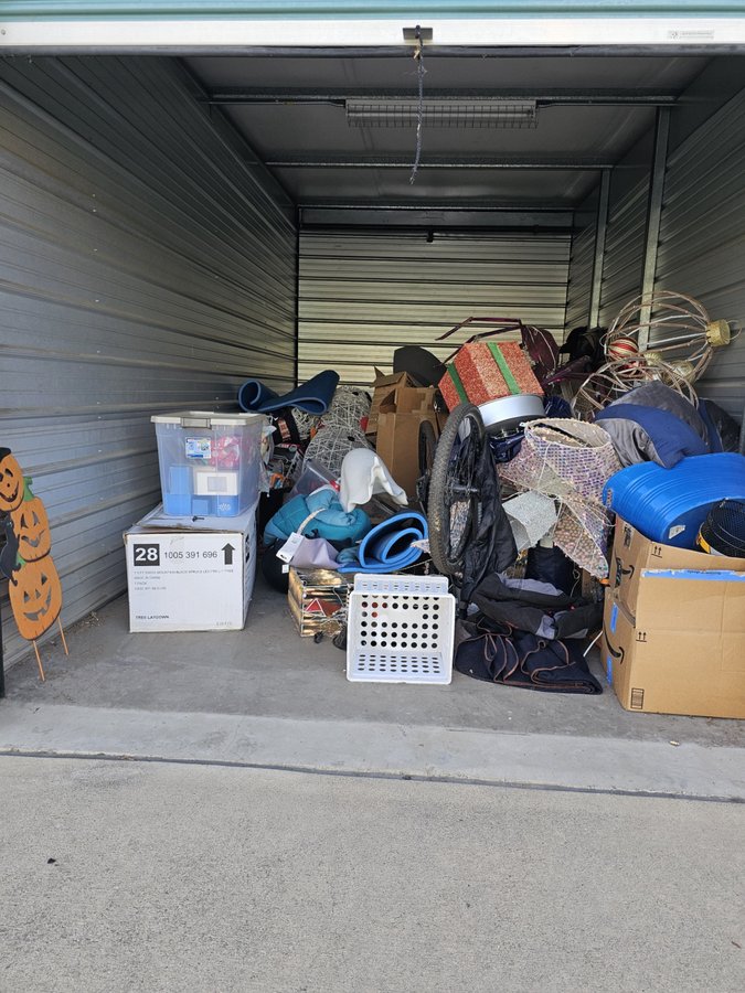 10 x 19 storage unit in Pomona, CA