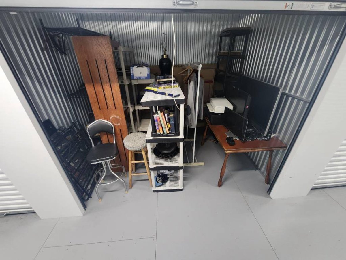 10 x 7 storage unit in Franklin, WI
