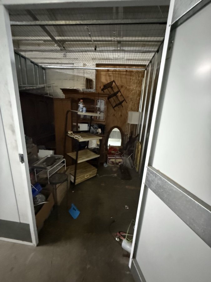 10 x 10 storage unit in South Gate, CA