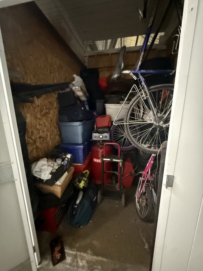 7 x 9 storage unit in South Gate, CA