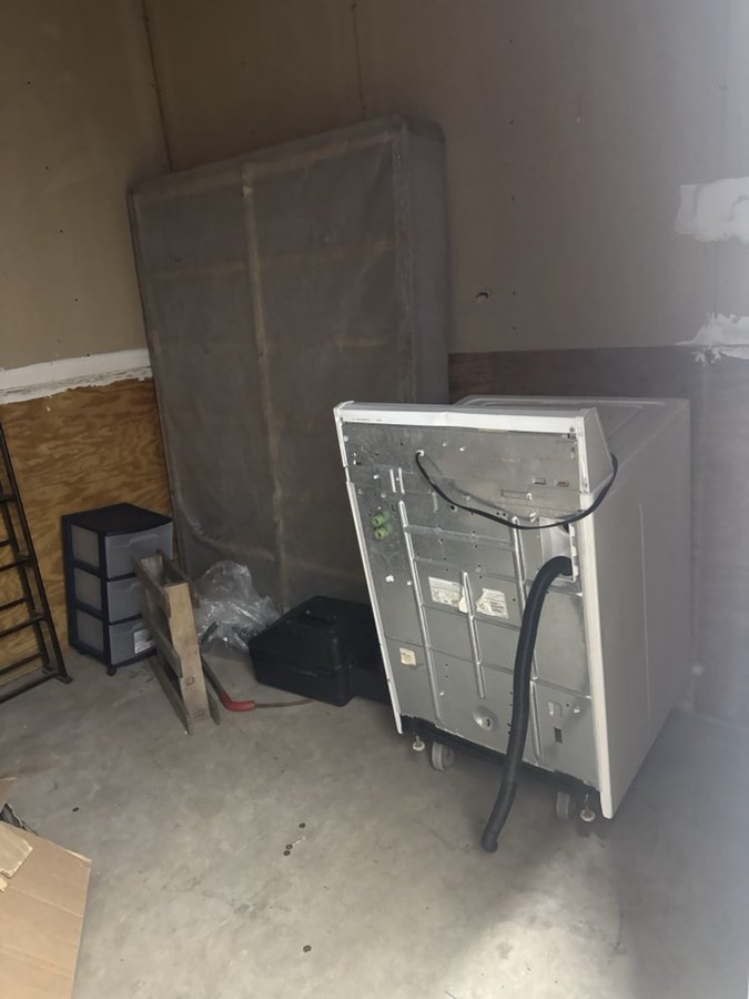 10 x 10 storage unit in Baltimore, MD