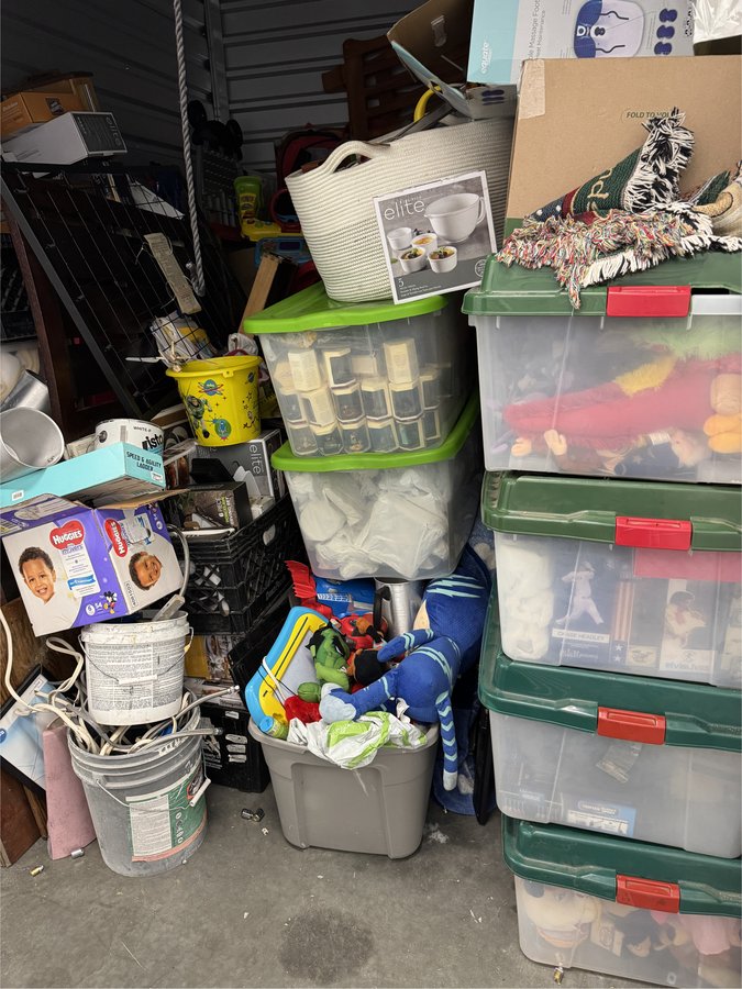 10 x 10 storage unit in Vista, CA