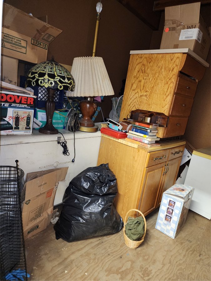 10 x 10 storage unit in Hayward, CA