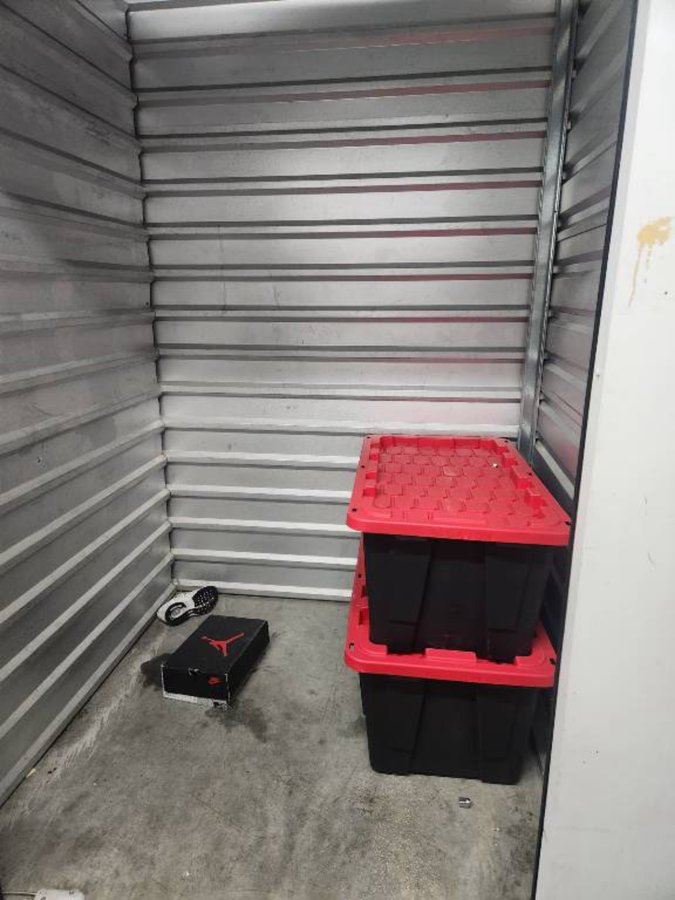 5 x 5 storage unit in Oakland, CA