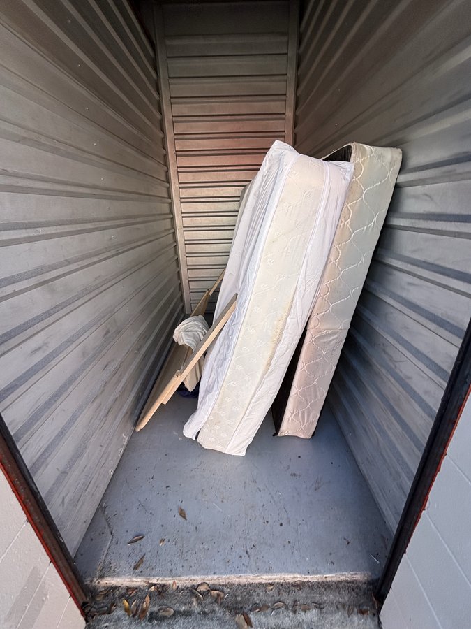5 x 10 storage unit in Largo, FL