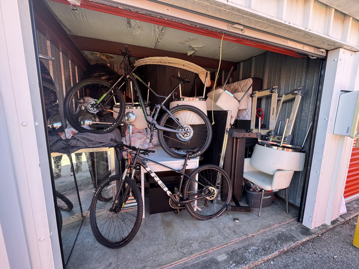 10 x 10 storage unit in Hialeah, FL