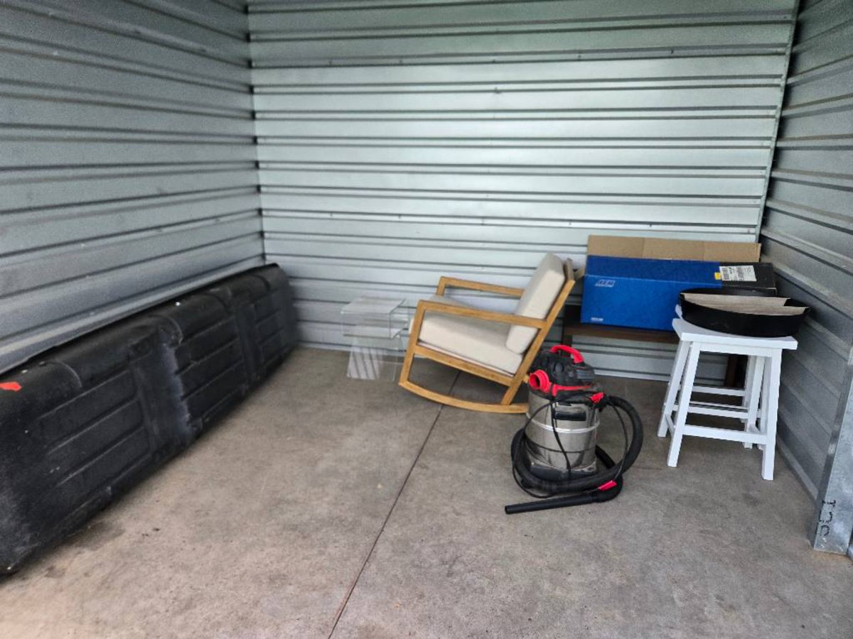 10 x 10 storage unit in Hillsboro, OR