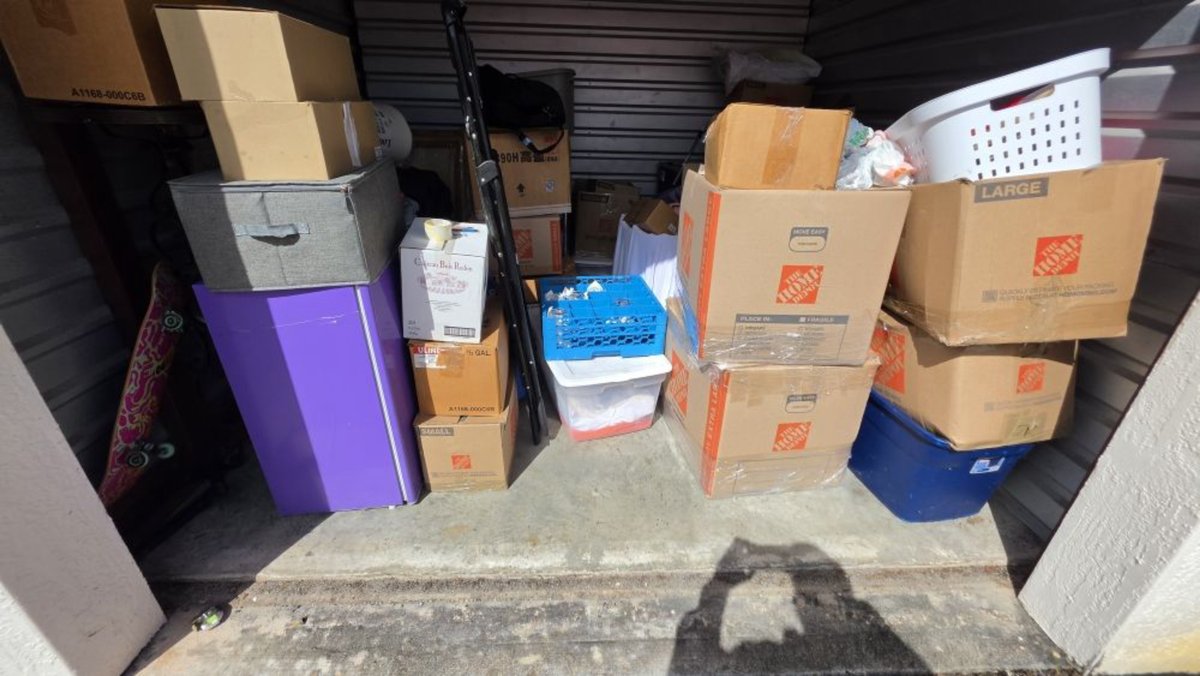 10 x 10 storage unit in Hollywood, FL