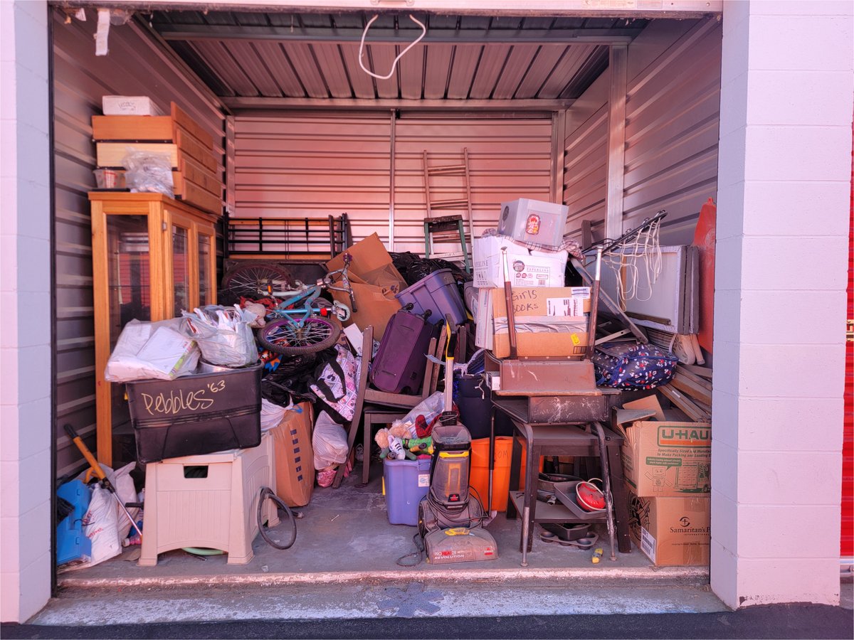 10 x 10 storage unit in Victorville, CA