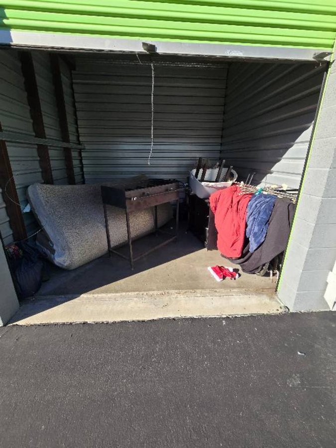 10 x 10 storage unit in Fontana, CA