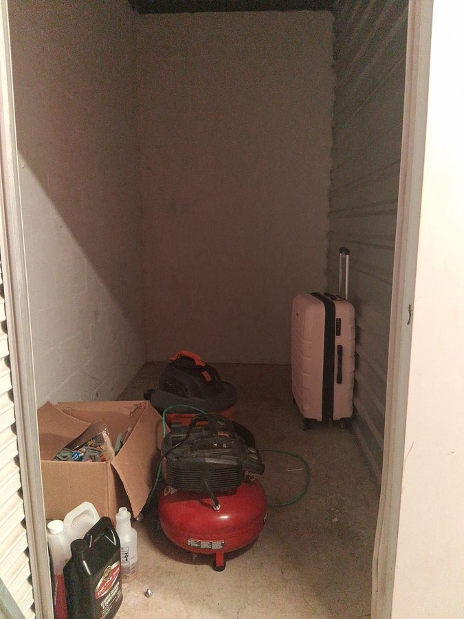 5 x 10 storage unit in Sandy Springs, GA