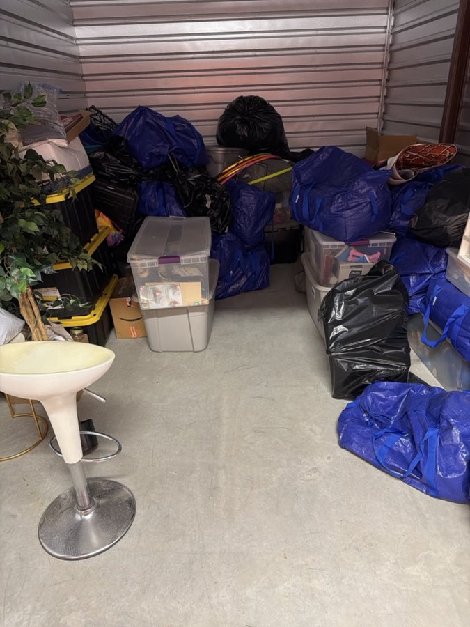10 x 15 storage unit in Farmington Hills         , MI