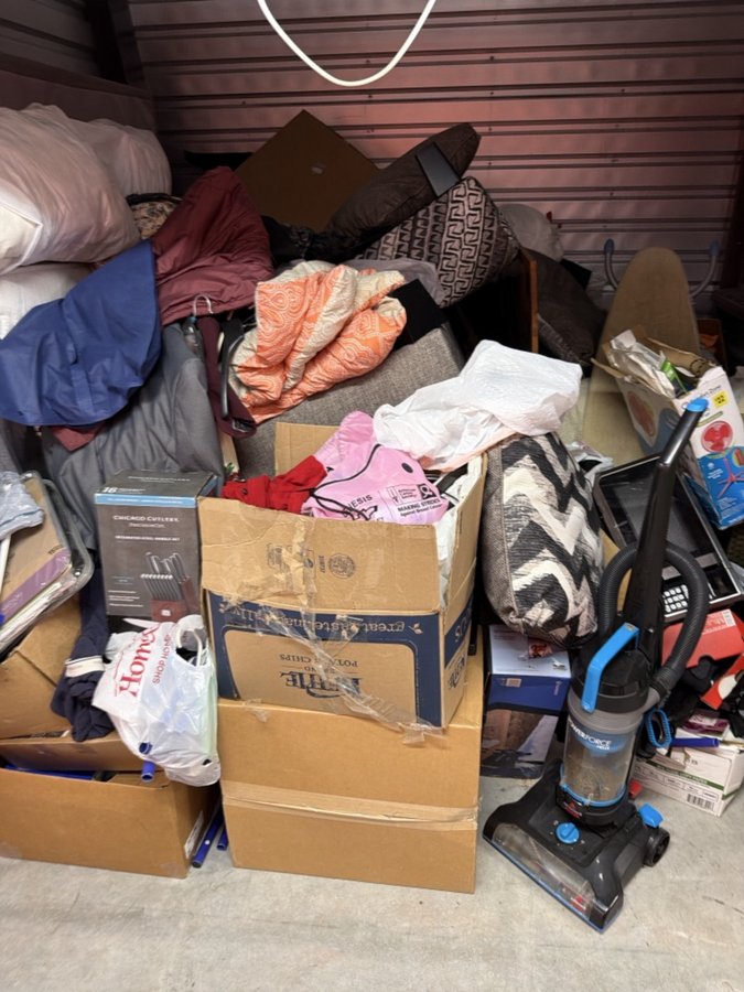 10 x 10 storage unit in Farmington Hills         , MI