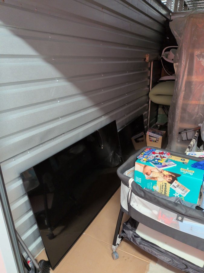 10 x 15 storage unit in Farmington Hills         , MI