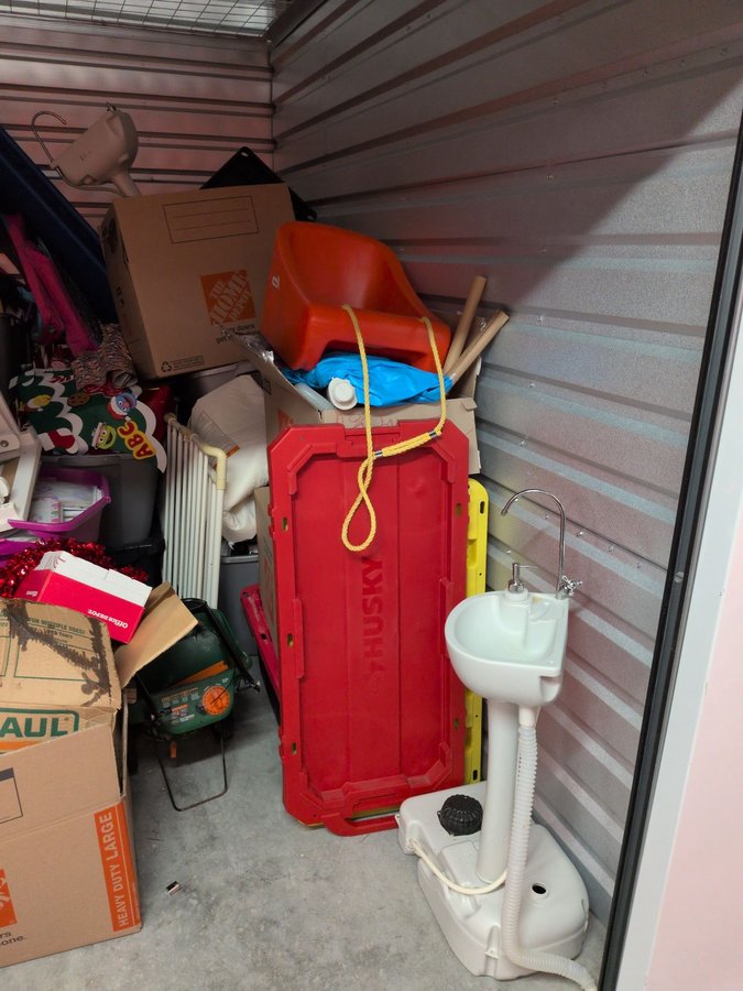 10 x 10 storage unit in Farmington Hills         , MI