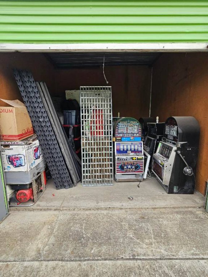 10 x 10 storage unit in Tracy, CA