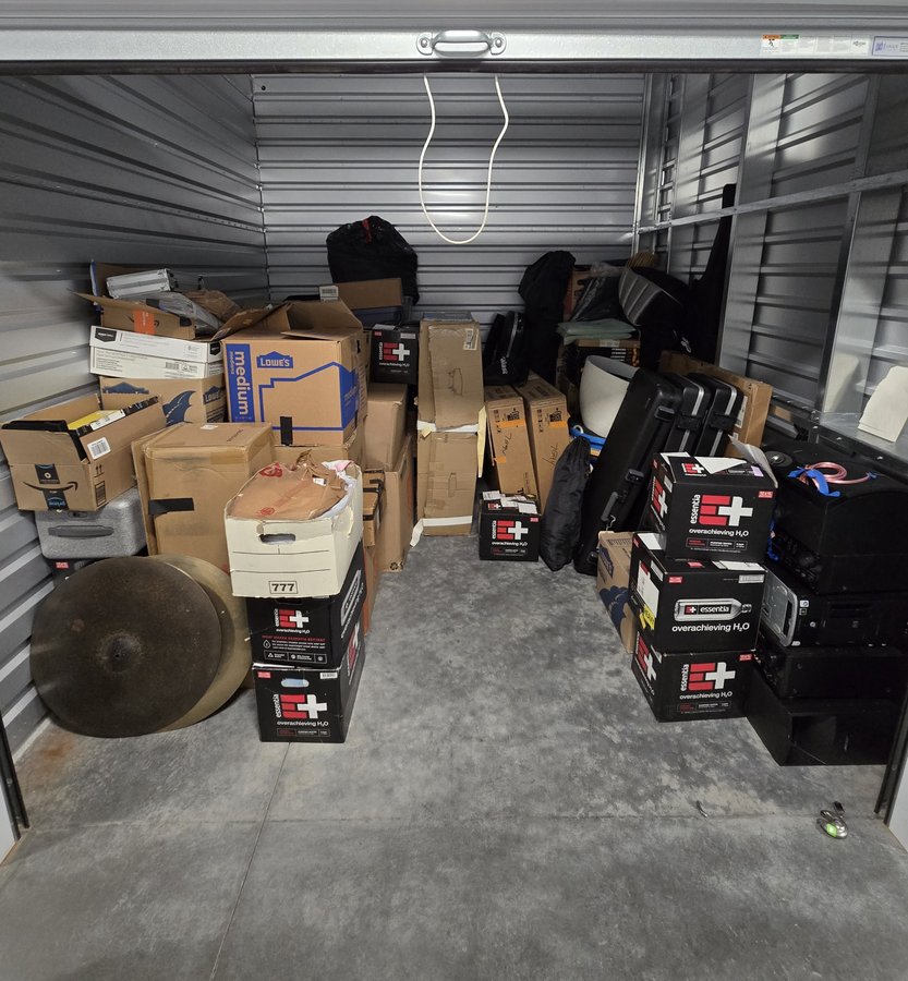 10 x 10 storage unit in Cerritos, CA