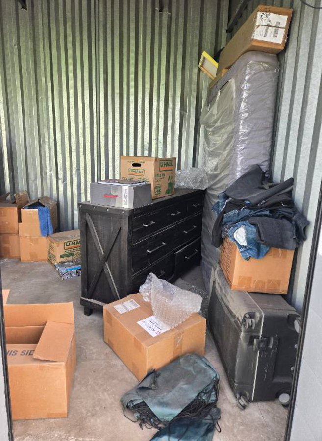 10 x 10 storage unit in Fontana, CA