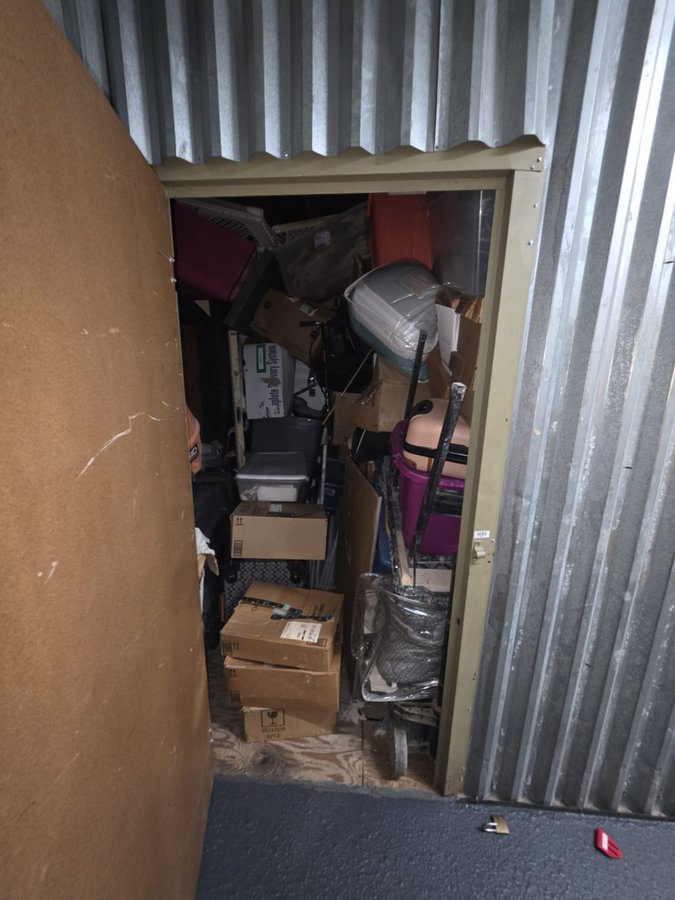 10 x 10 storage unit in Mission Hills, CA