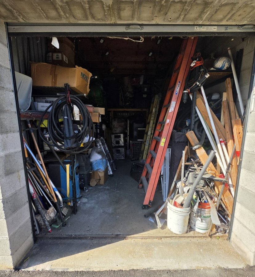 10 x 20 storage unit in Mission Hills, CA