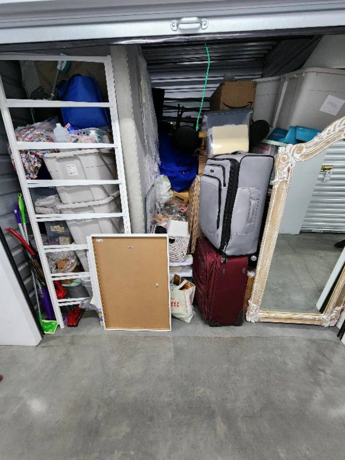 10 x 10 storage unit in Thousand Oaks, CA