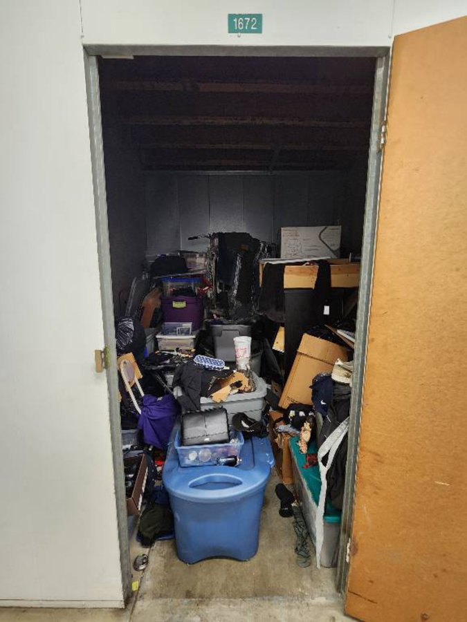 10 x 10 storage unit in Hawaiian Gardens, CA