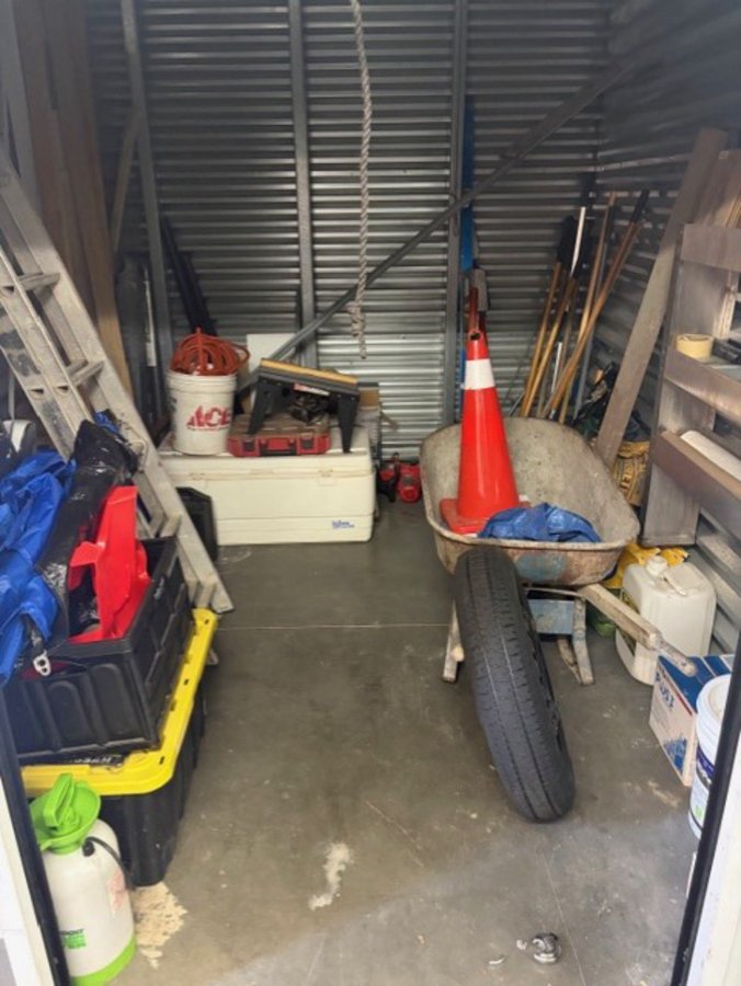 10 x 10 storage unit in Vista, CA